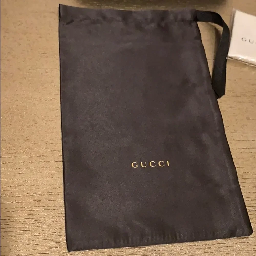 Gucci sunglass valves case & satin dust bag dust c